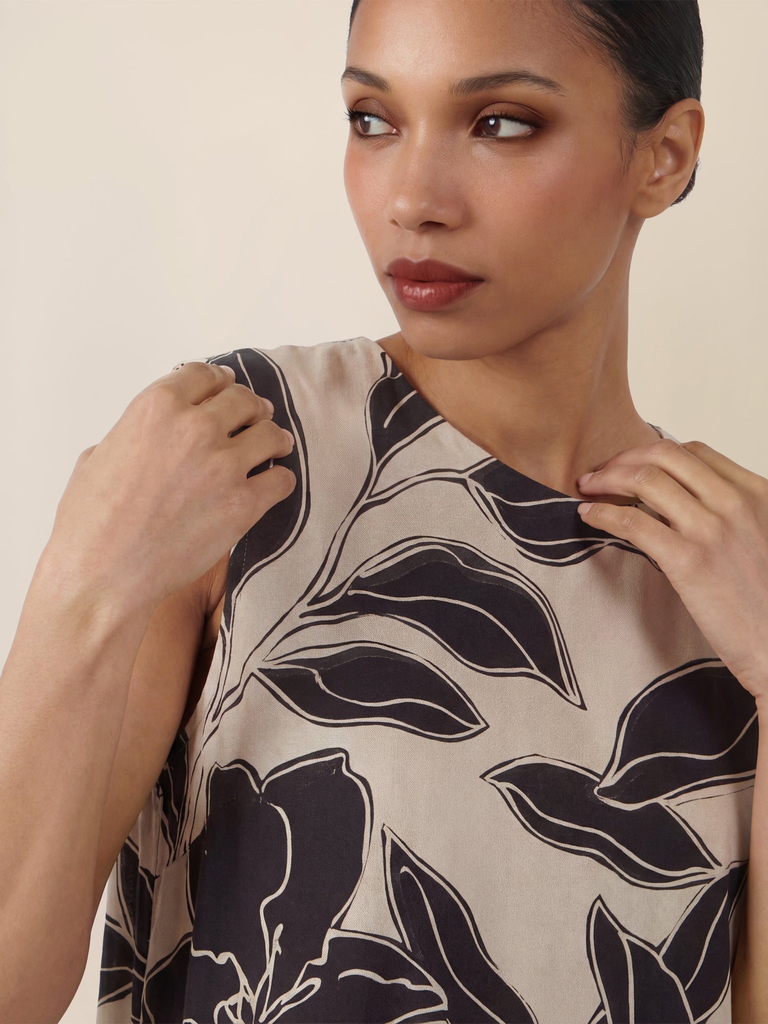 APART Ärmelloses Volantkleid mit Print | beige-schwarz