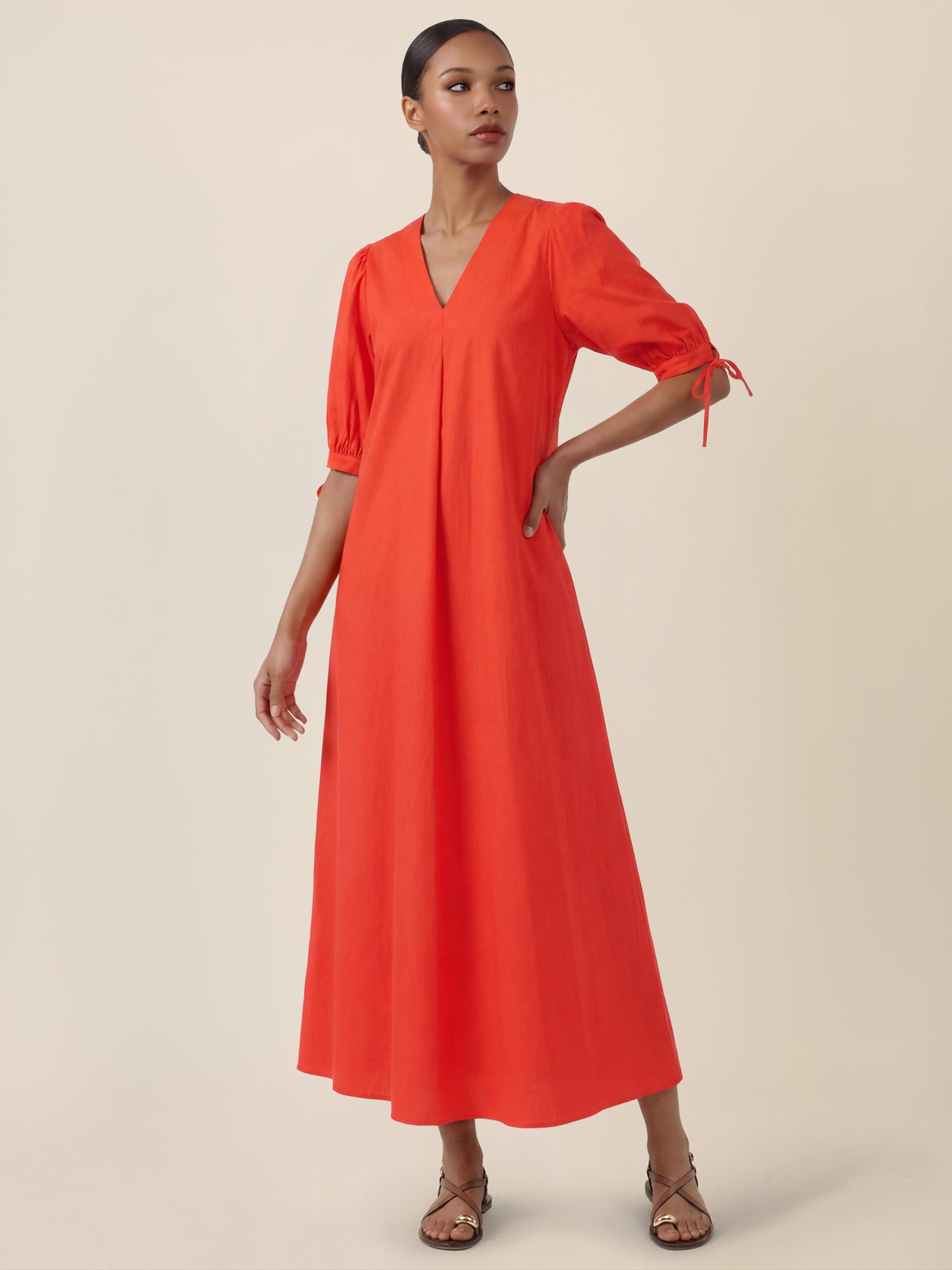 APART Kleid mit Puffärmeln und V-Ausschnitt | orange