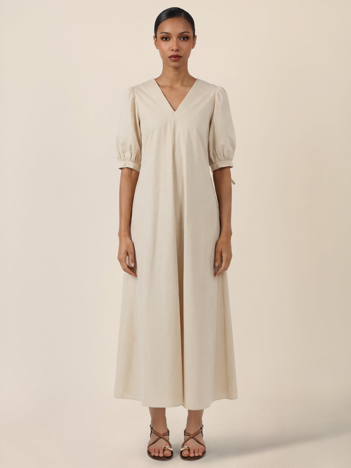 APART Kleid mit Puffärmeln und V-Ausschnitt | beige