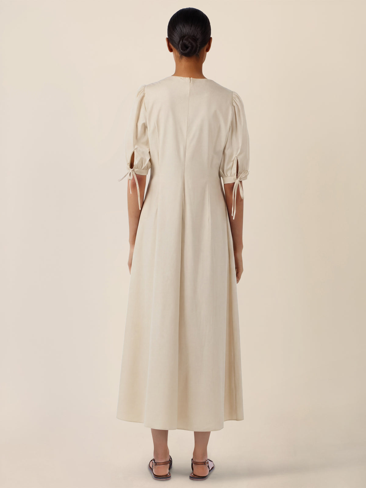APART Kleid mit Puffärmeln und V-Ausschnitt | beige