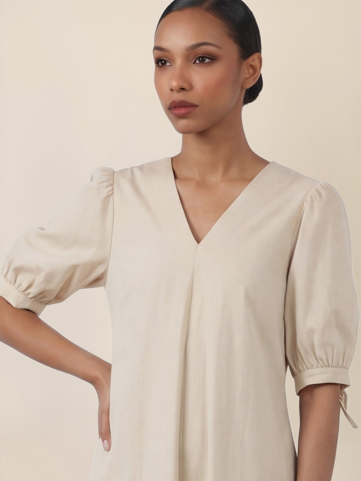 APART Kleid mit Puffärmeln und V-Ausschnitt | beige