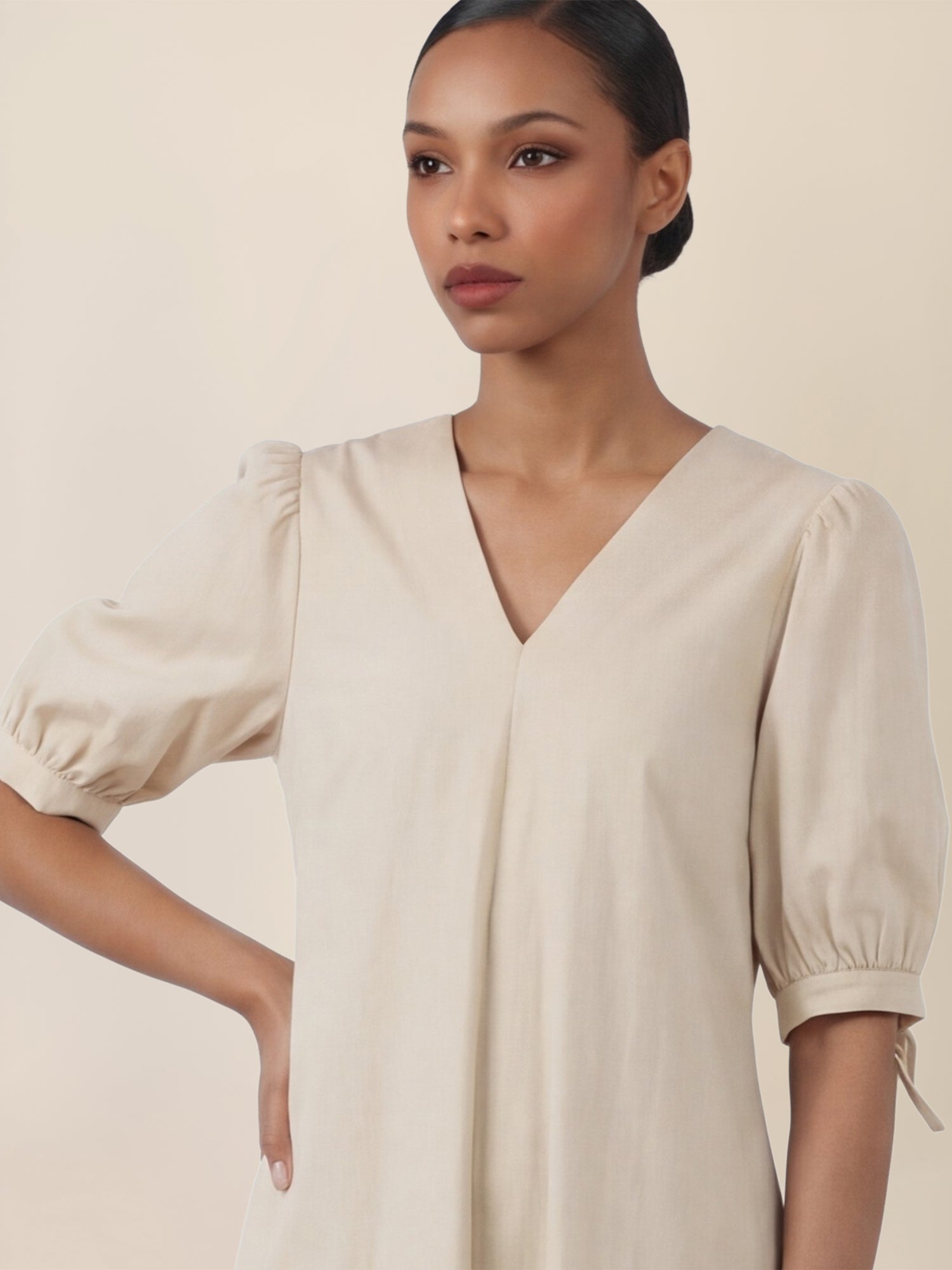 APART Kleid mit Puffärmeln und V-Ausschnitt | beige