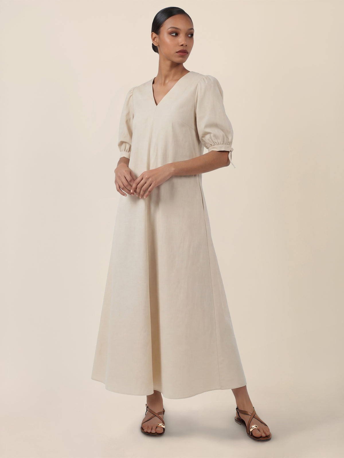 APART Kleid mit Puffärmeln und V-Ausschnitt | beige