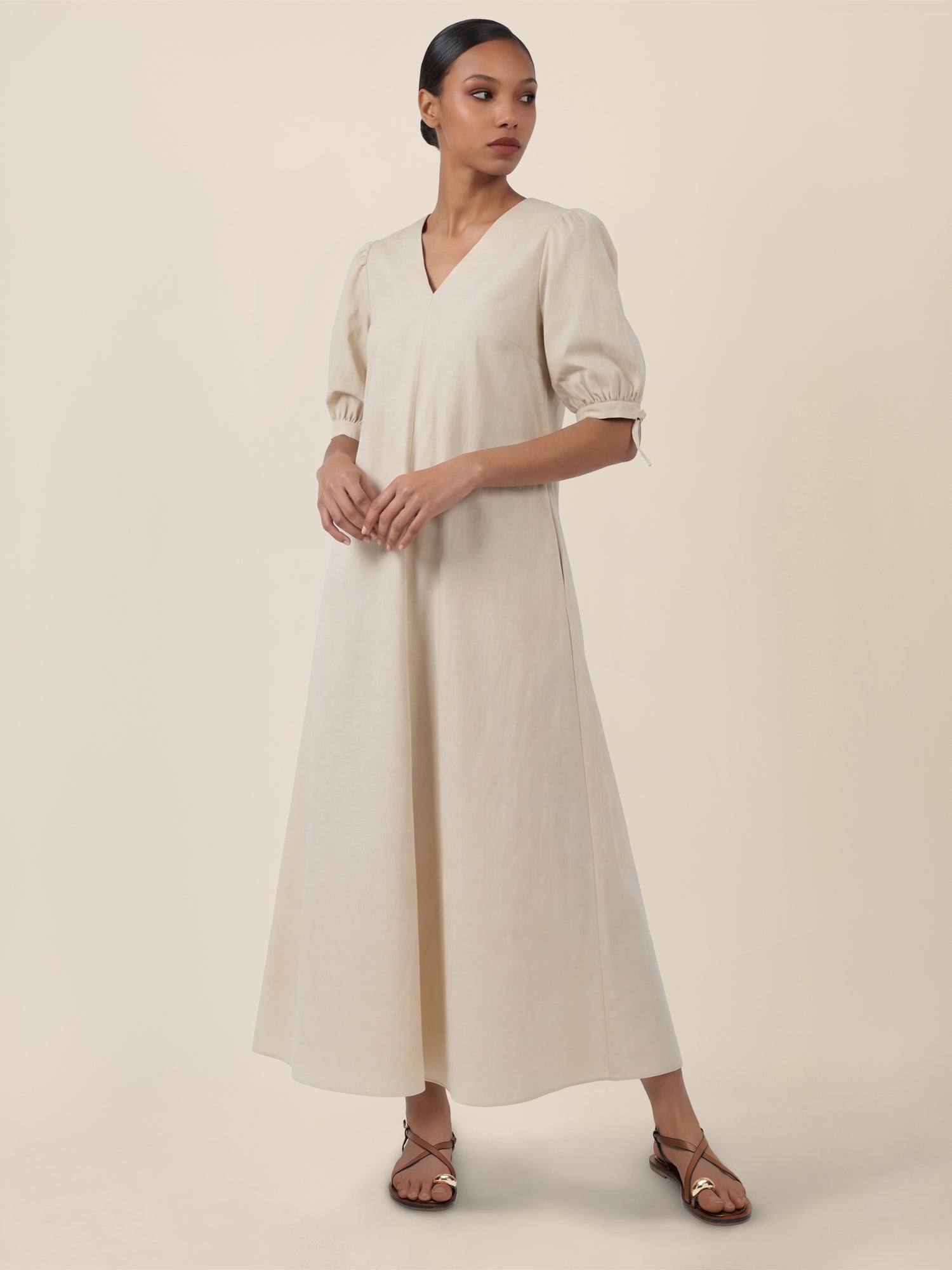 APART Kleid mit Puffärmeln und V-Ausschnitt | beige