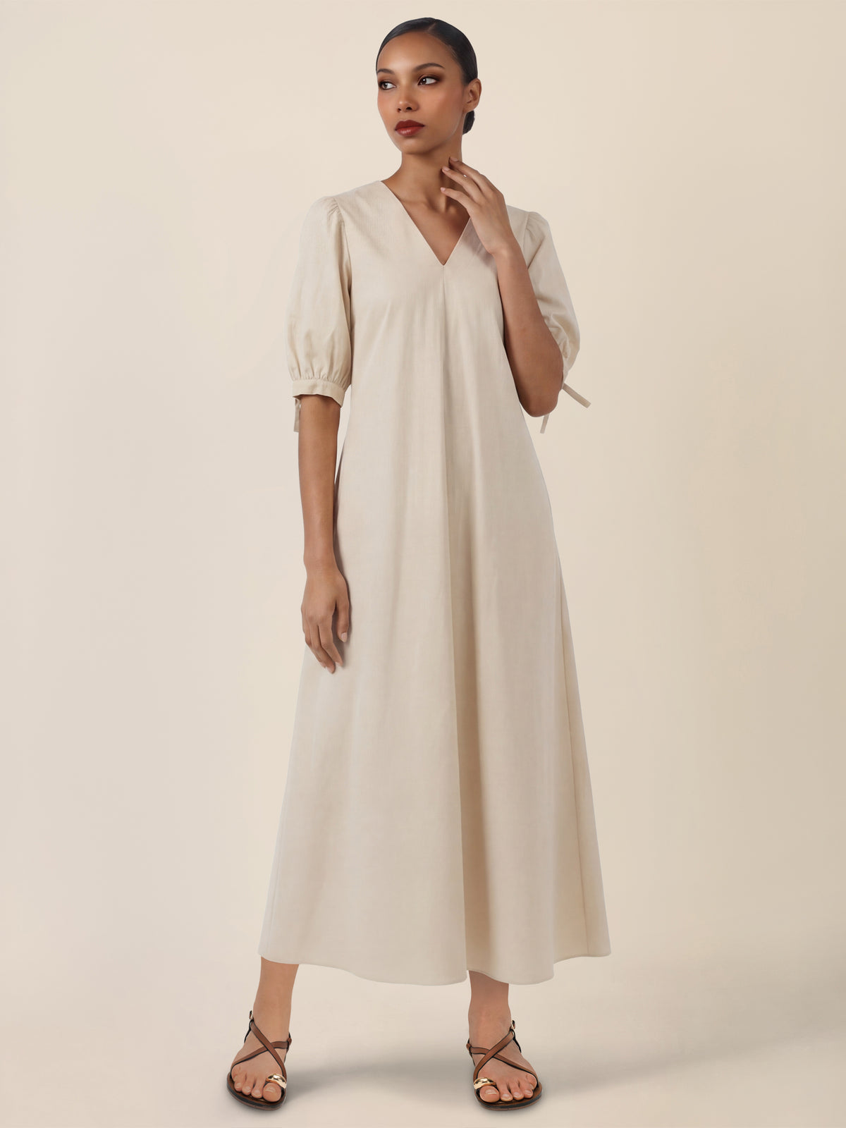 APART Kleid mit Puffärmeln und V-Ausschnitt | beige