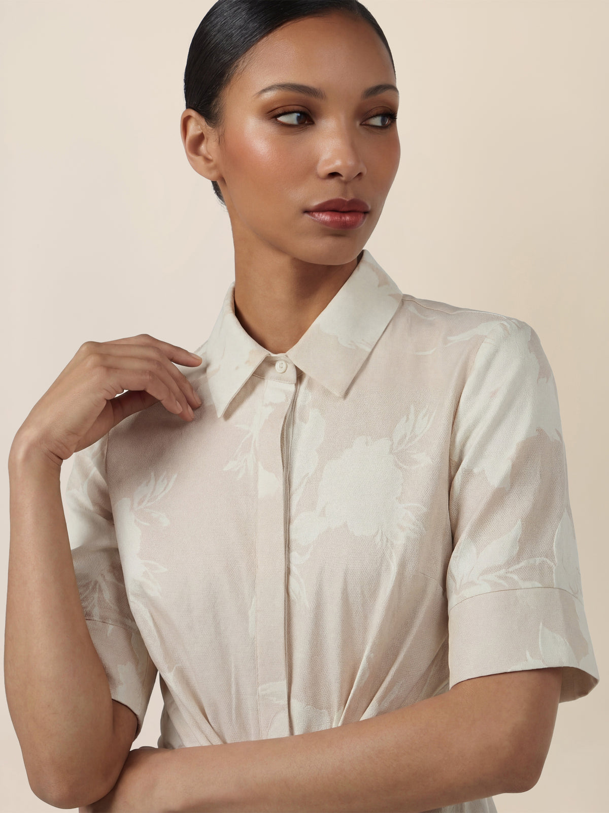 APART Kleid mit Bindegürtel und floralem Muster | beige-creme