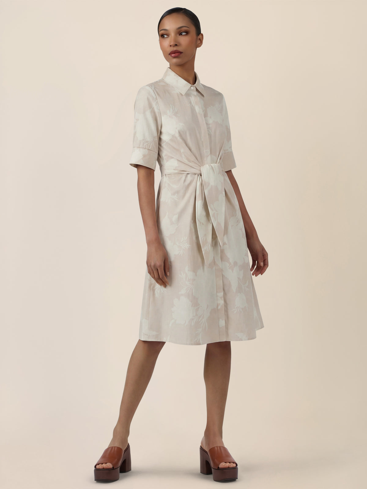 APART Kleid mit Bindegürtel und floralem Muster | beige-creme