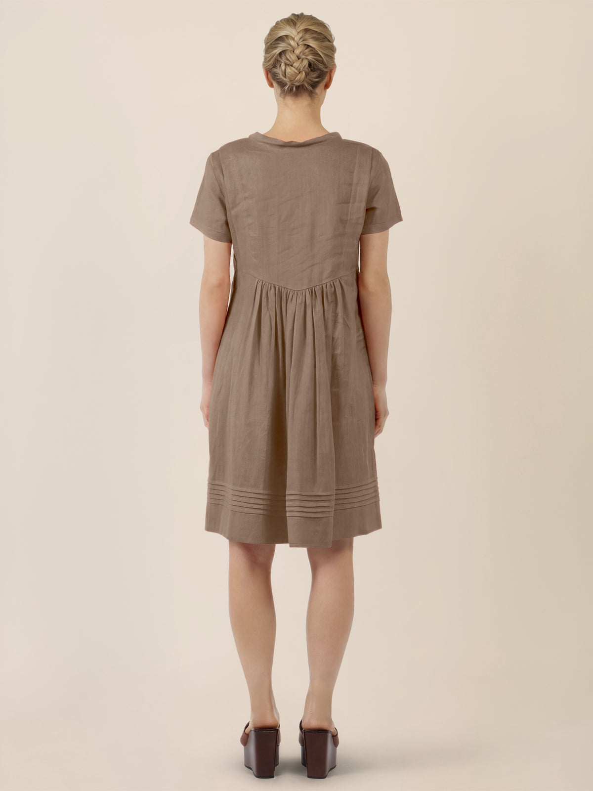 APART Luftiges Leinenkleid mit Zierfalten | cappuccino