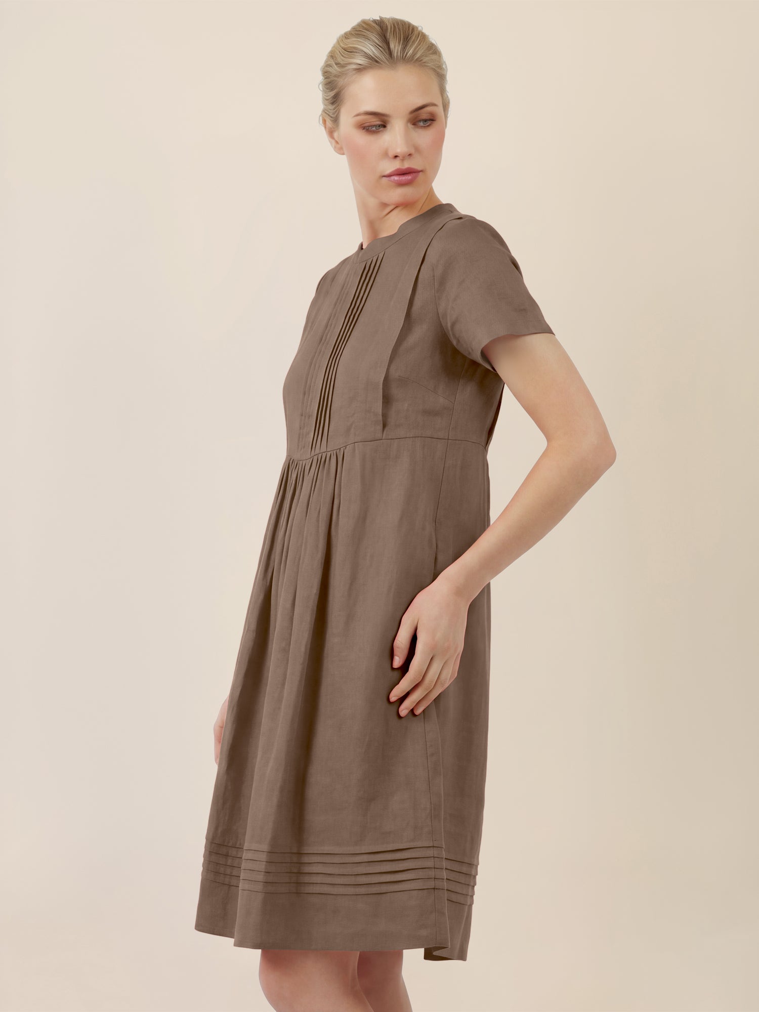 APART Luftiges Leinenkleid mit Zierfalten | cappuccino