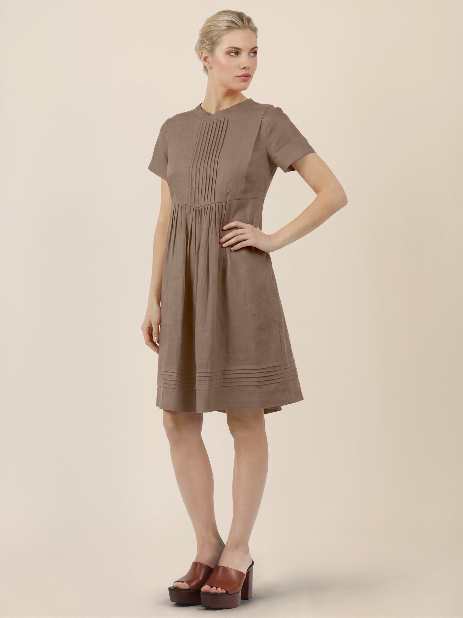 APART Luftiges Leinenkleid mit Zierfalten | cappuccino