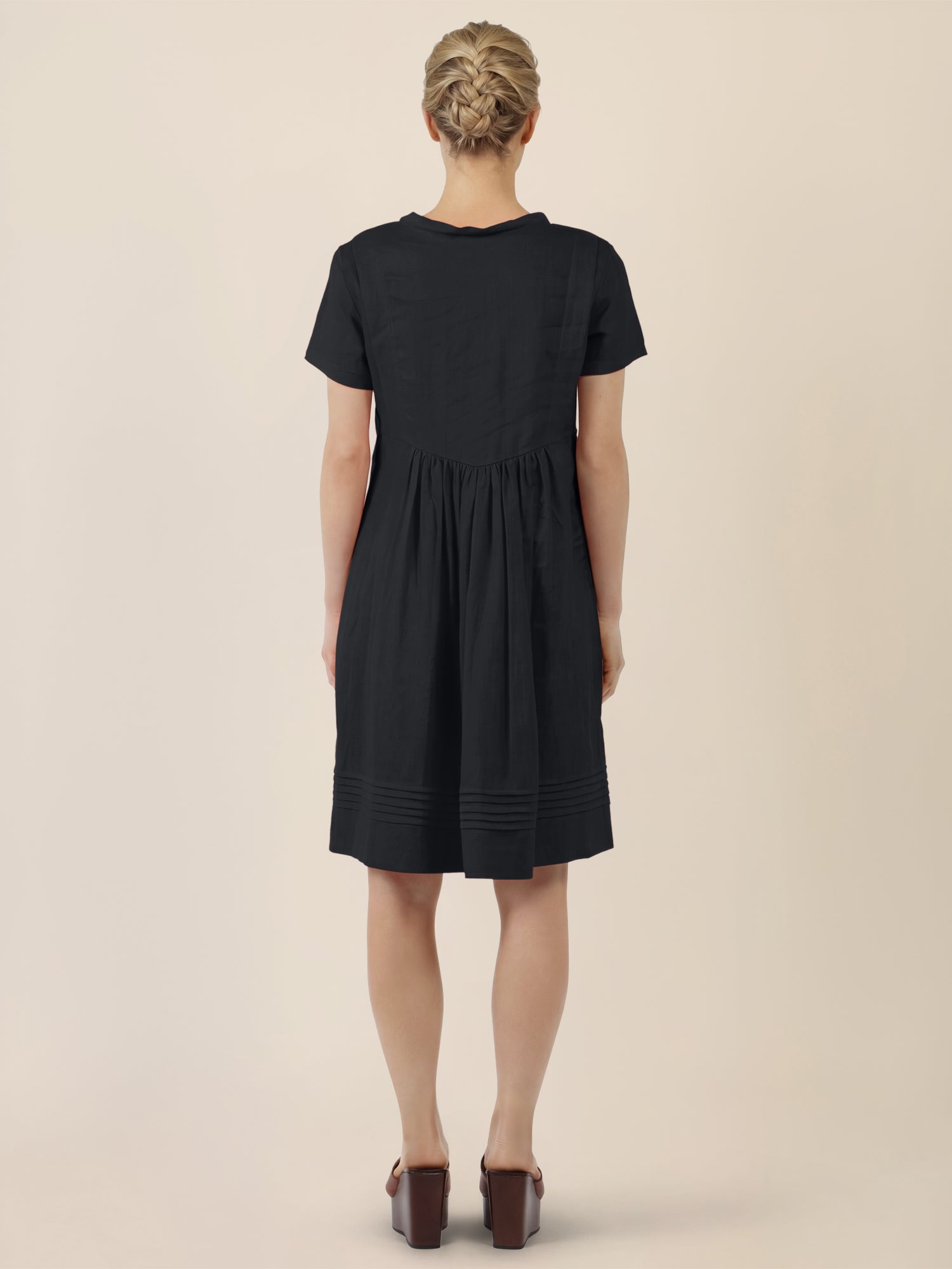 APART Luftiges Leinenkleid mit Zierfalten | schwarz