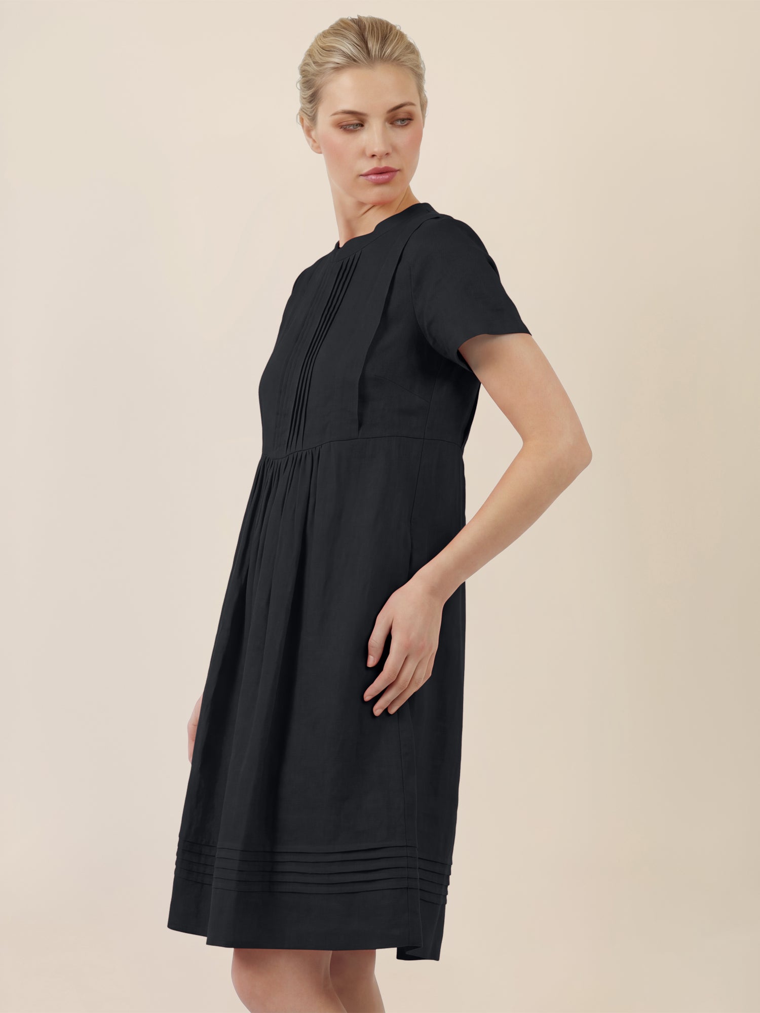 APART Luftiges Leinenkleid mit Zierfalten | schwarz