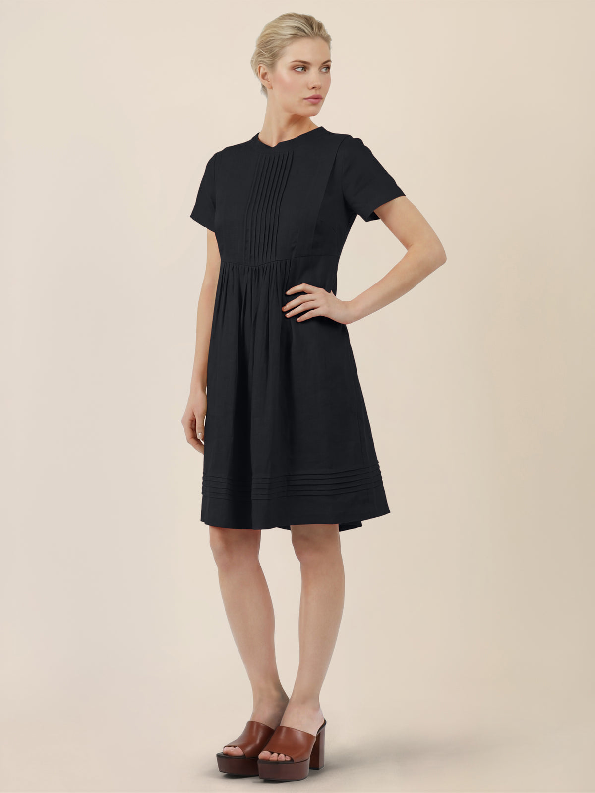 APART Luftiges Leinenkleid mit Zierfalten | schwarz