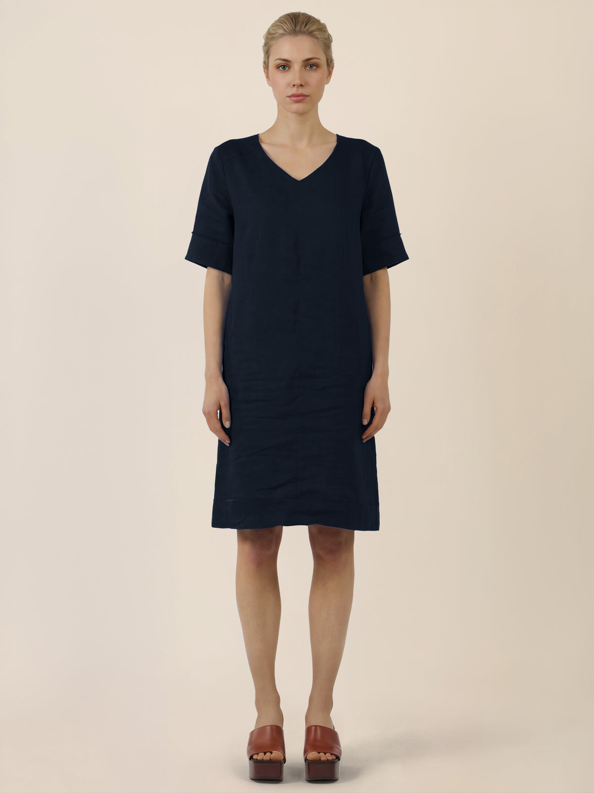 APART Locker geschnittenes Leinenkleid mit V-Ausschnitt | nachtblau