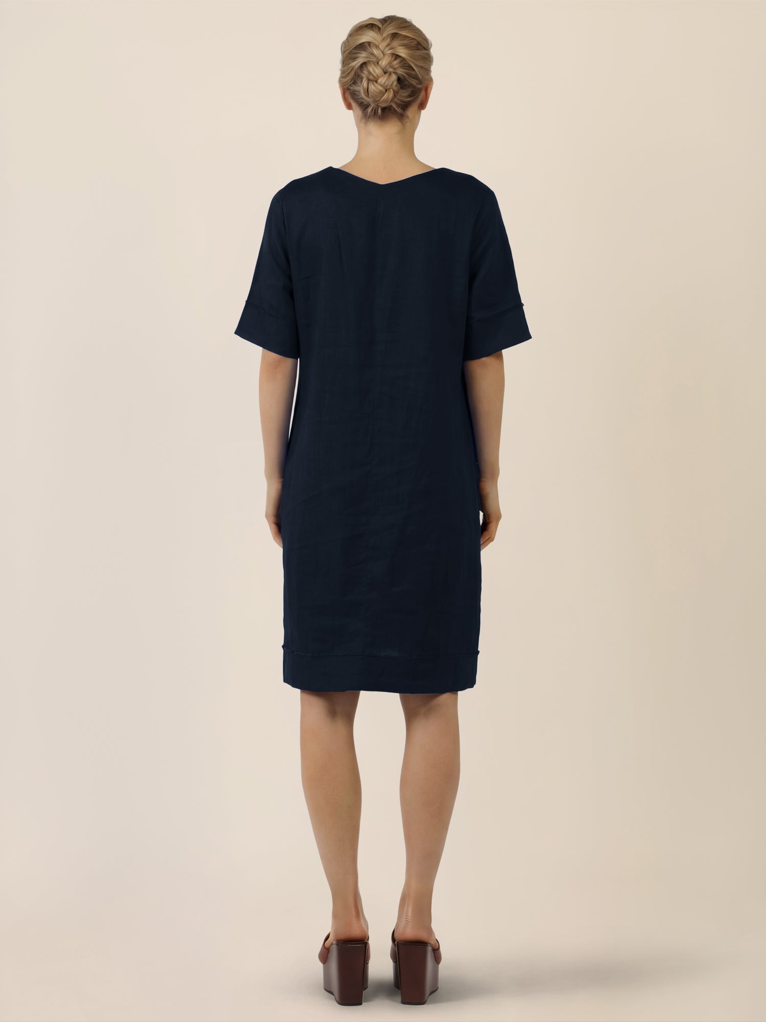 APART Locker geschnittenes Leinenkleid mit V-Ausschnitt | nachtblau