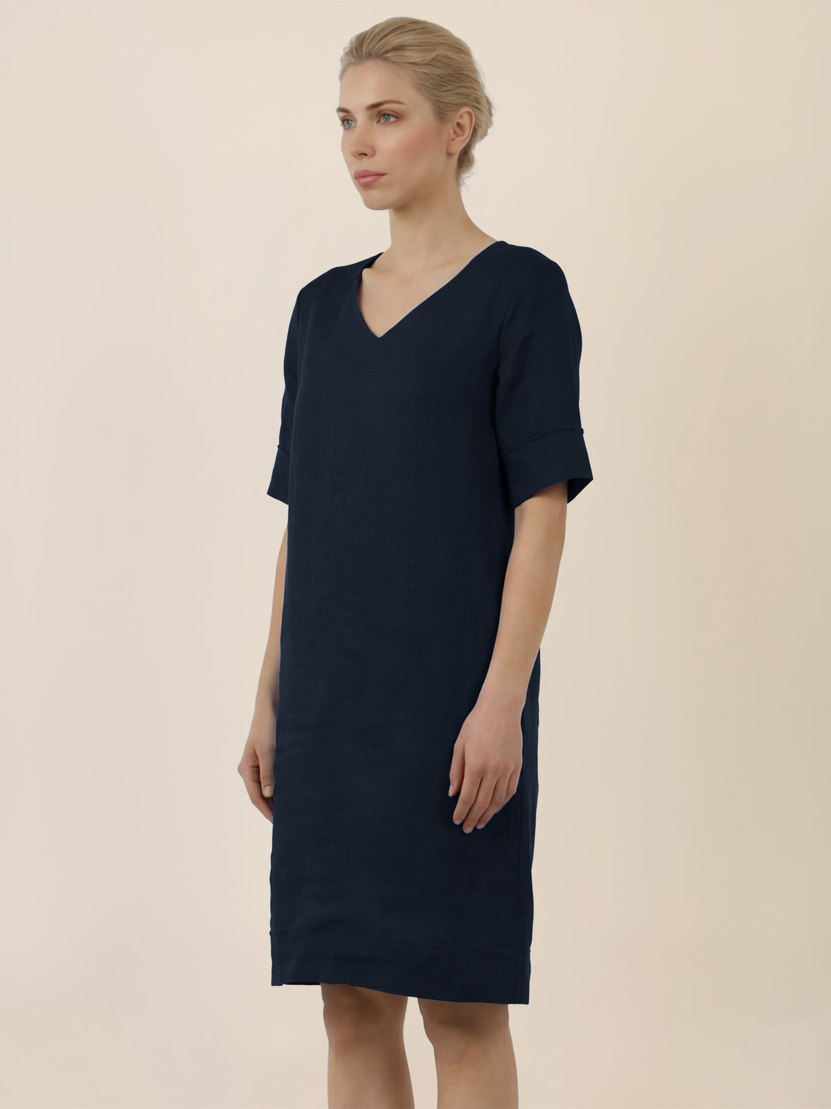 APART Locker geschnittenes Leinenkleid mit V-Ausschnitt | nachtblau