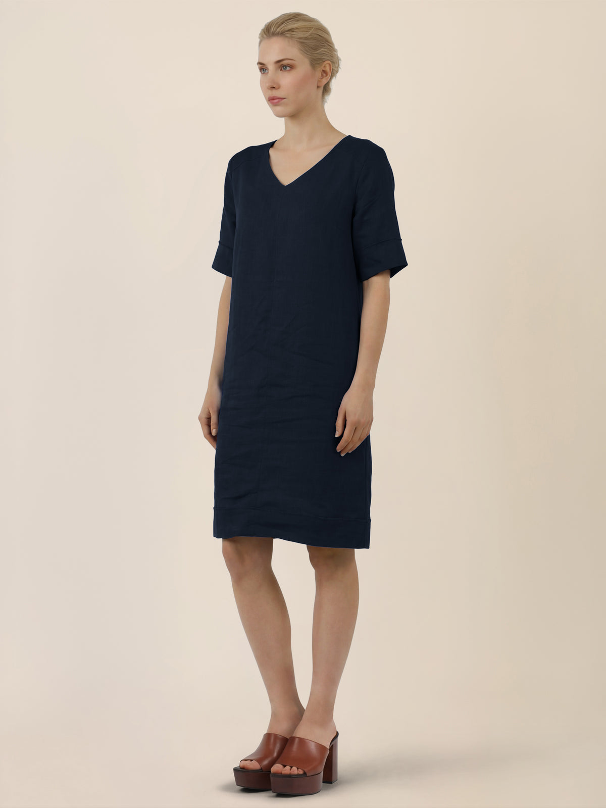 APART Locker geschnittenes Leinenkleid mit V-Ausschnitt | nachtblau