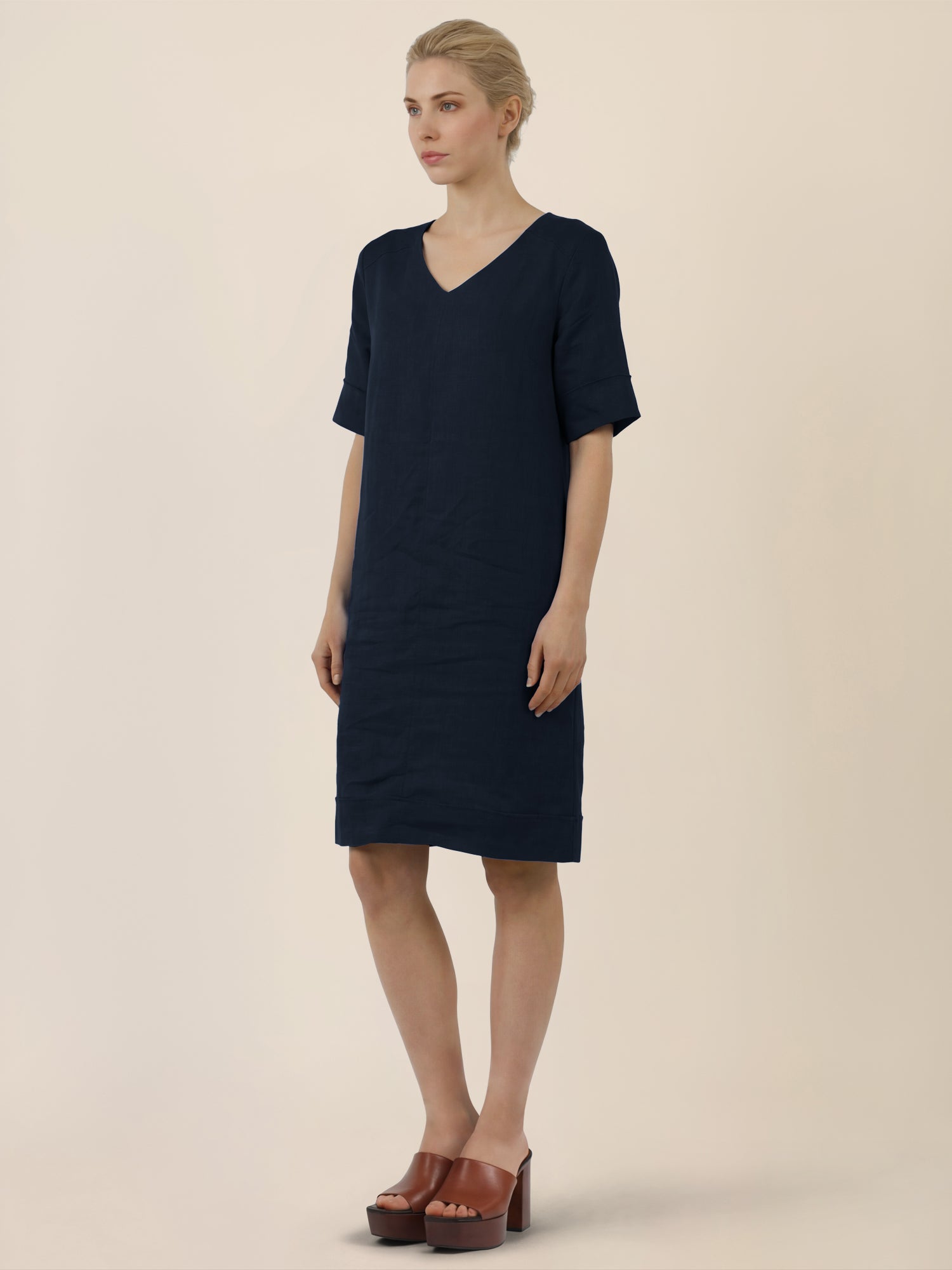 APART Locker geschnittenes Leinenkleid mit V-Ausschnitt | nachtblau