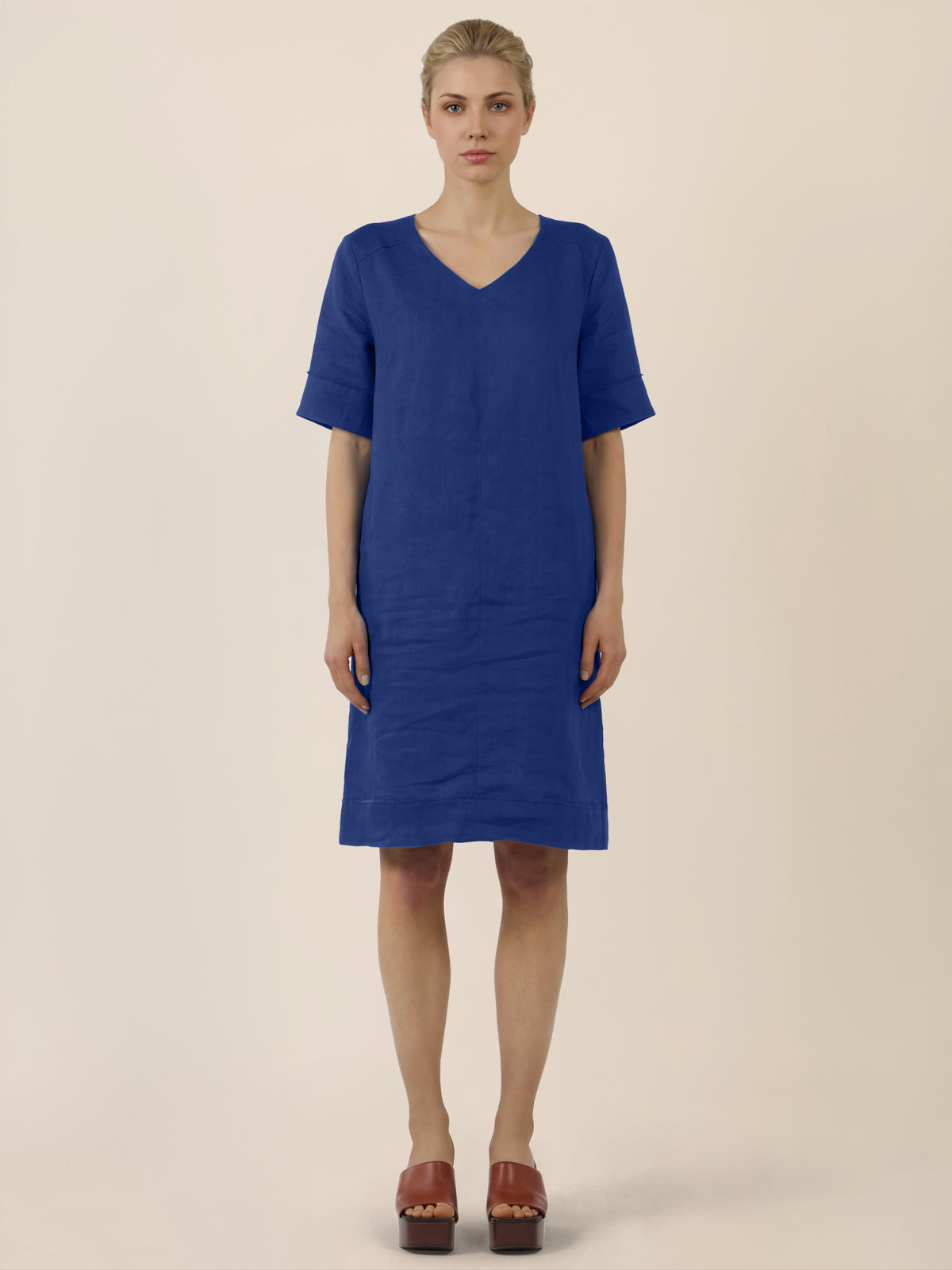 APART Locker geschnittenes Leinenkleid mit V-Ausschnitt | royalblau