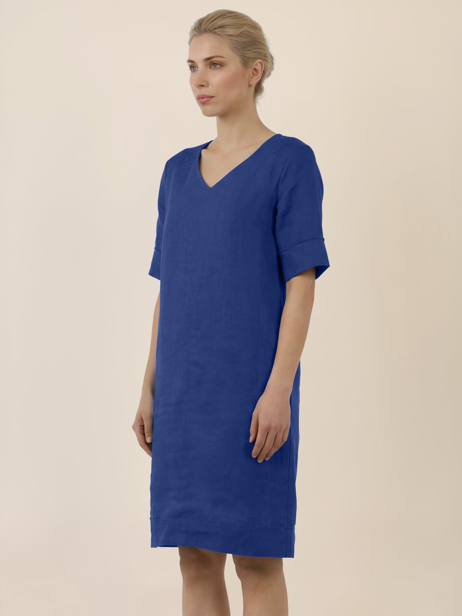 APART Locker geschnittenes Leinenkleid mit V-Ausschnitt | royalblau