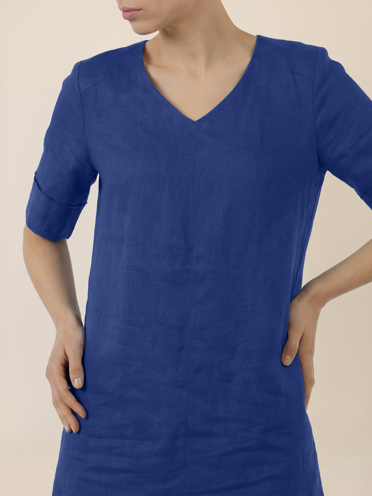 APART Locker geschnittenes Leinenkleid mit V-Ausschnitt | royalblau