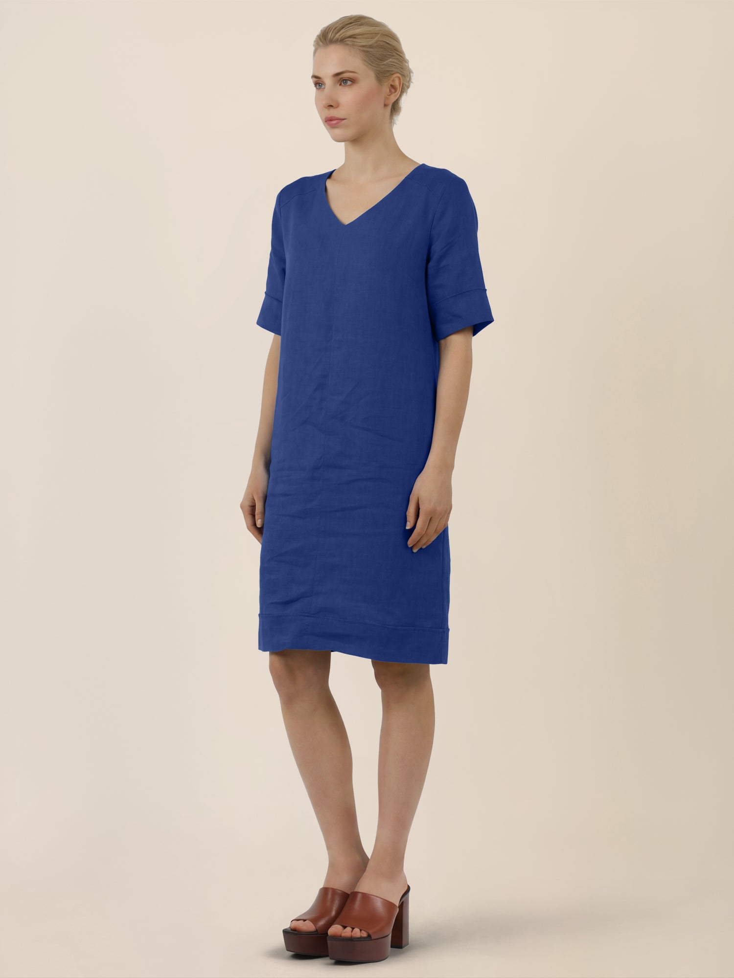 APART Locker geschnittenes Leinenkleid mit V-Ausschnitt | royalblau