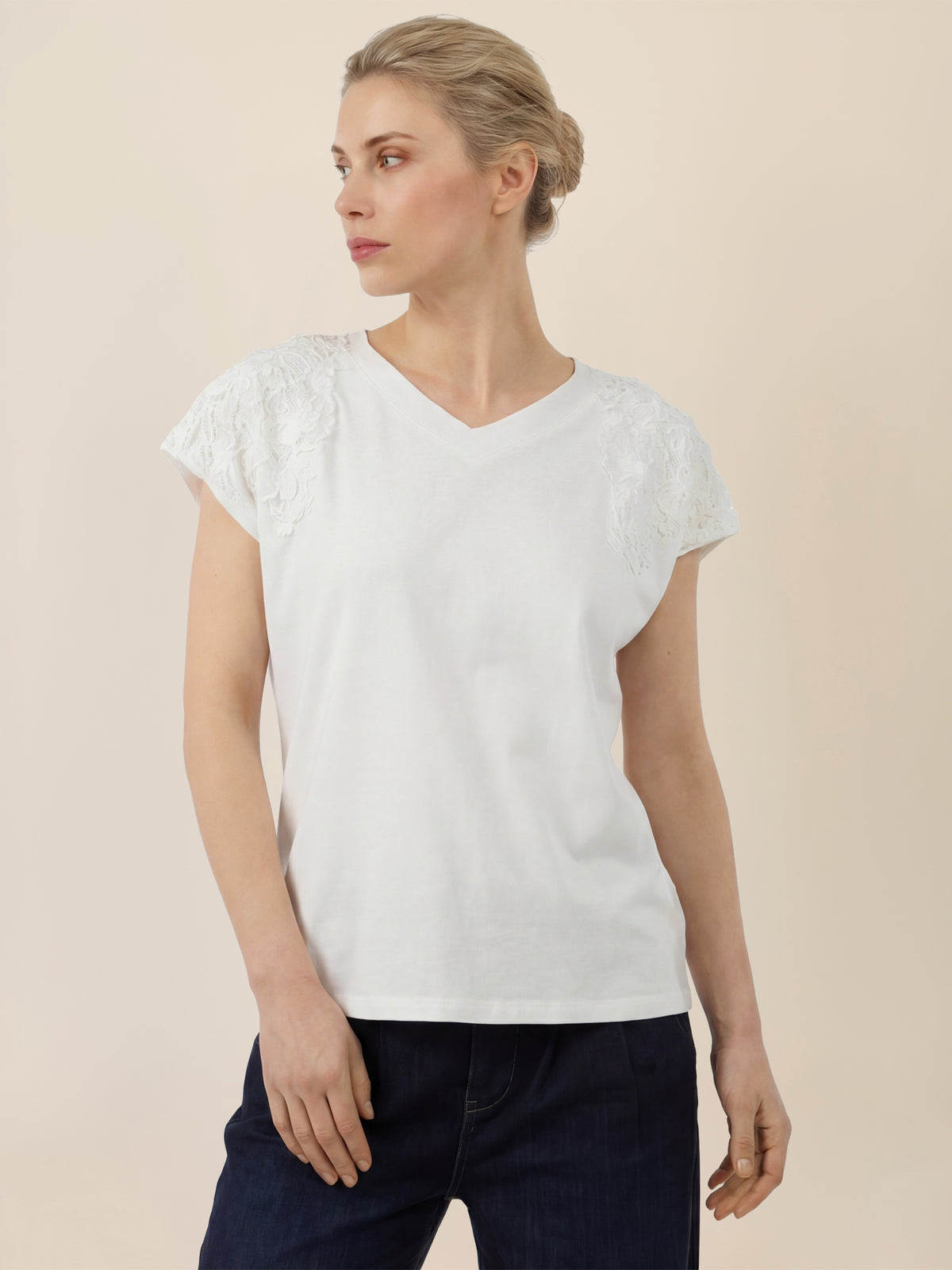 APART Shirt mit V-Ausschnitt und 3D-Blüten | creme