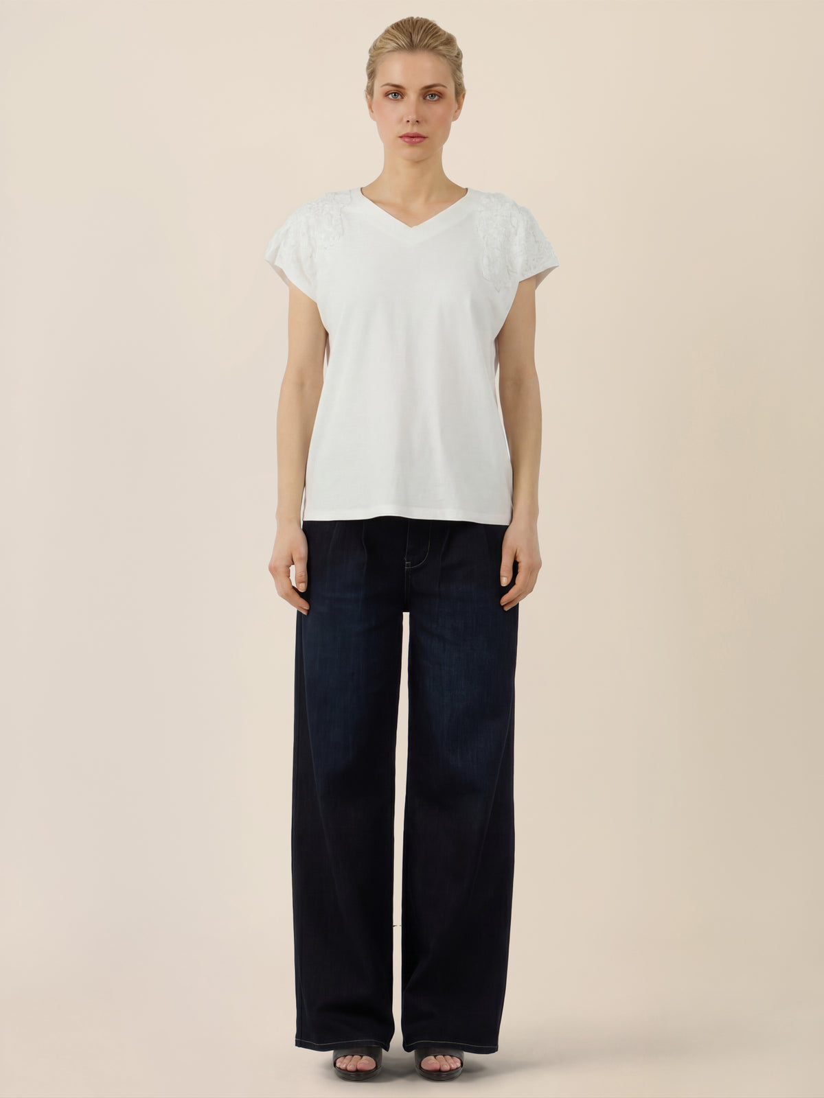 APART Shirt mit V-Ausschnitt und 3D-Blüten | creme