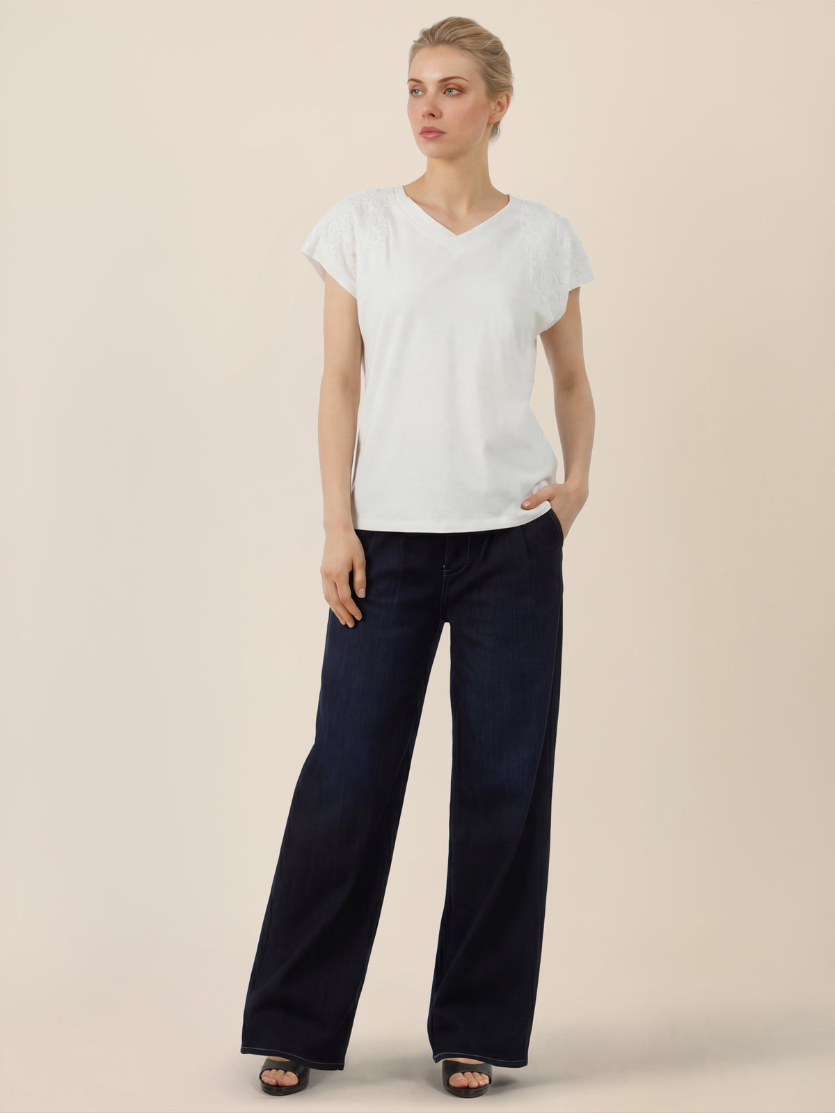 APART Shirt mit V-Ausschnitt und 3D-Blüten | creme