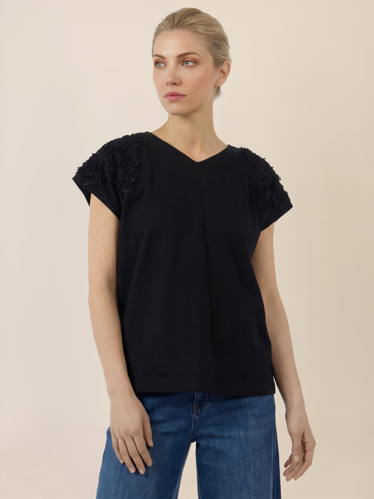 APART Shirt mit V-Ausschnitt und 3D-Blüten | schwarz