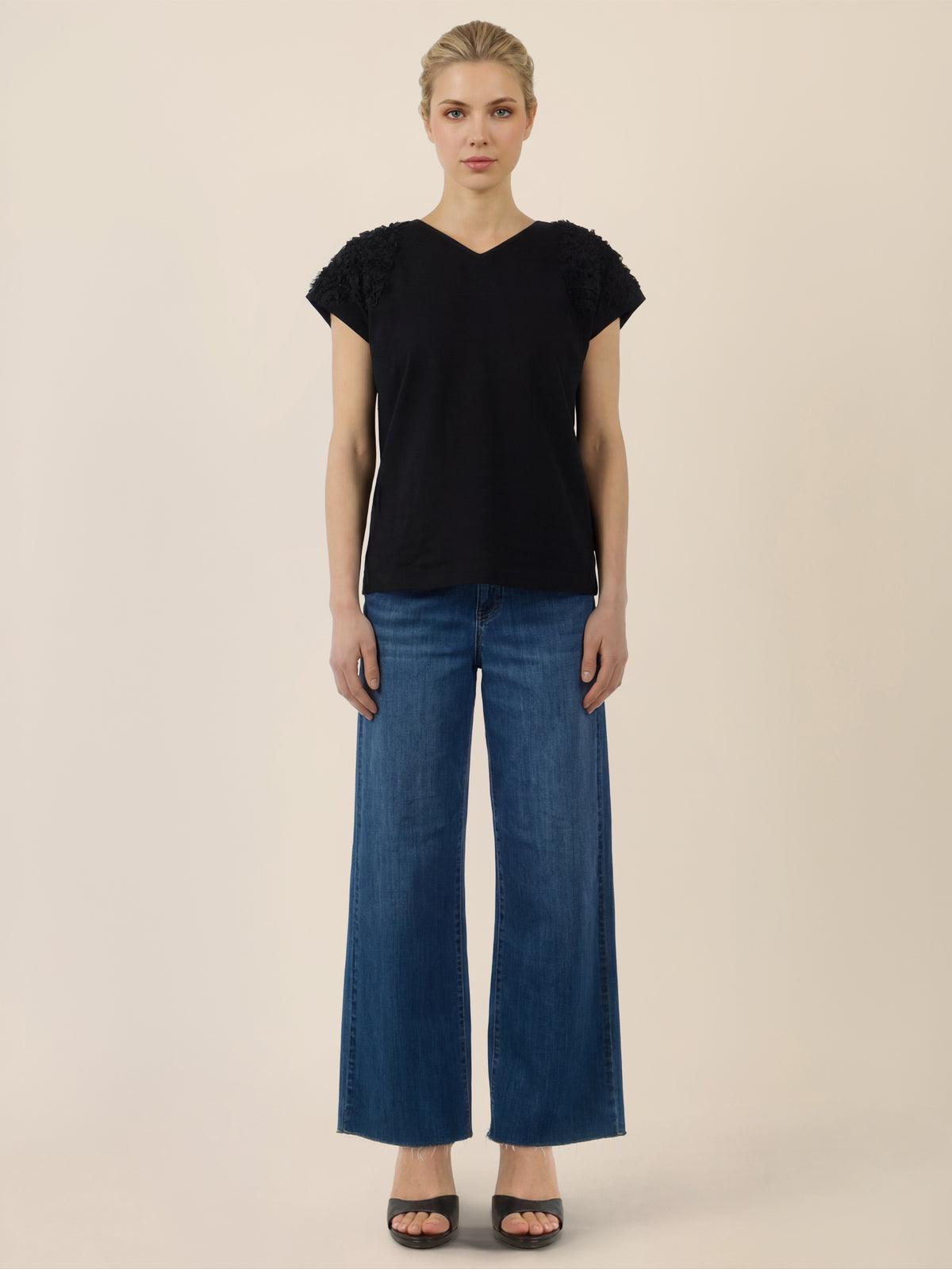 APART Shirt mit V-Ausschnitt und 3D-Blüten | schwarz