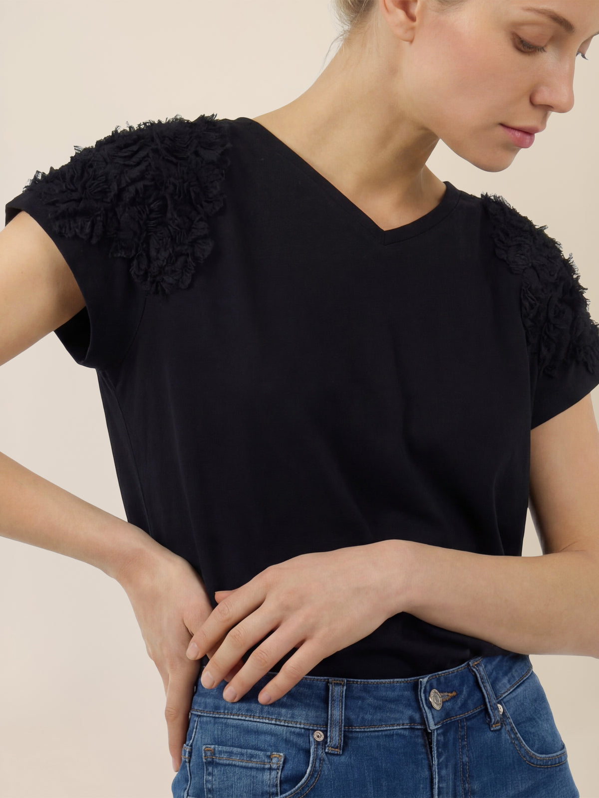 APART Shirt mit V-Ausschnitt und 3D-Blüten | schwarz