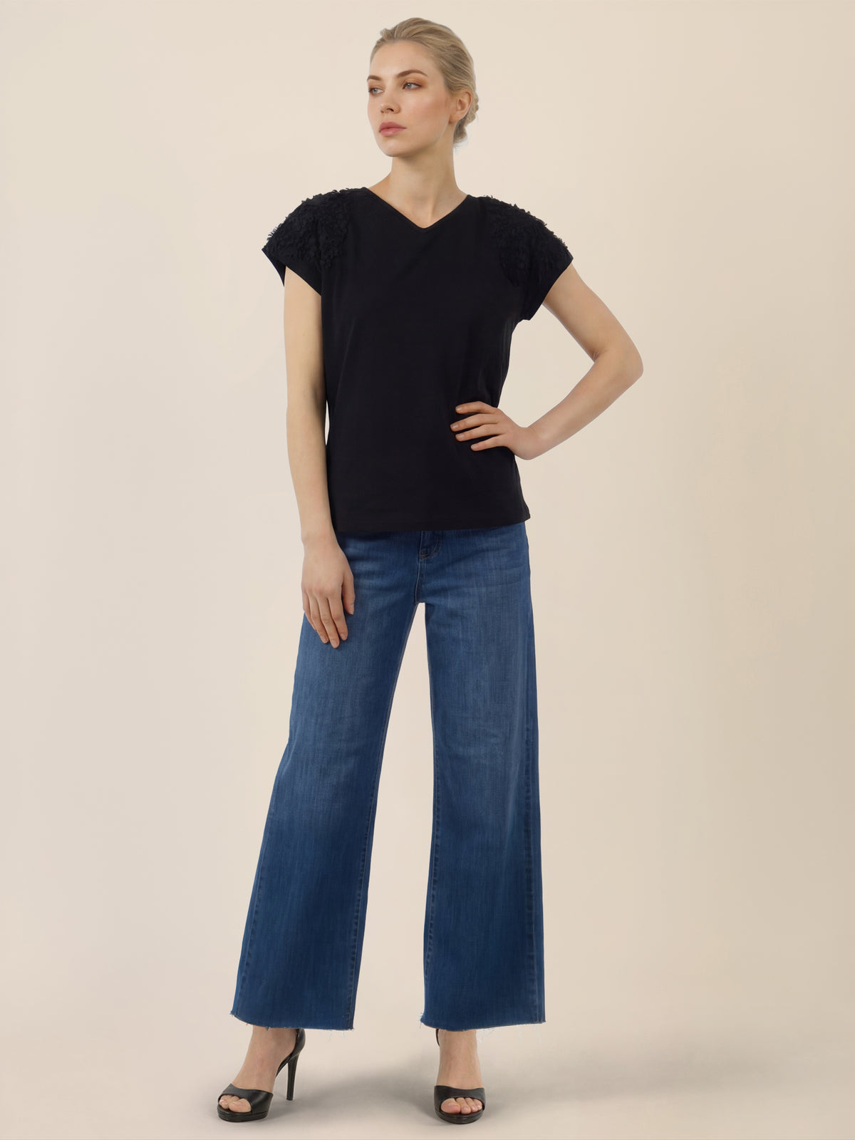 APART Shirt mit V-Ausschnitt und 3D-Blüten | schwarz