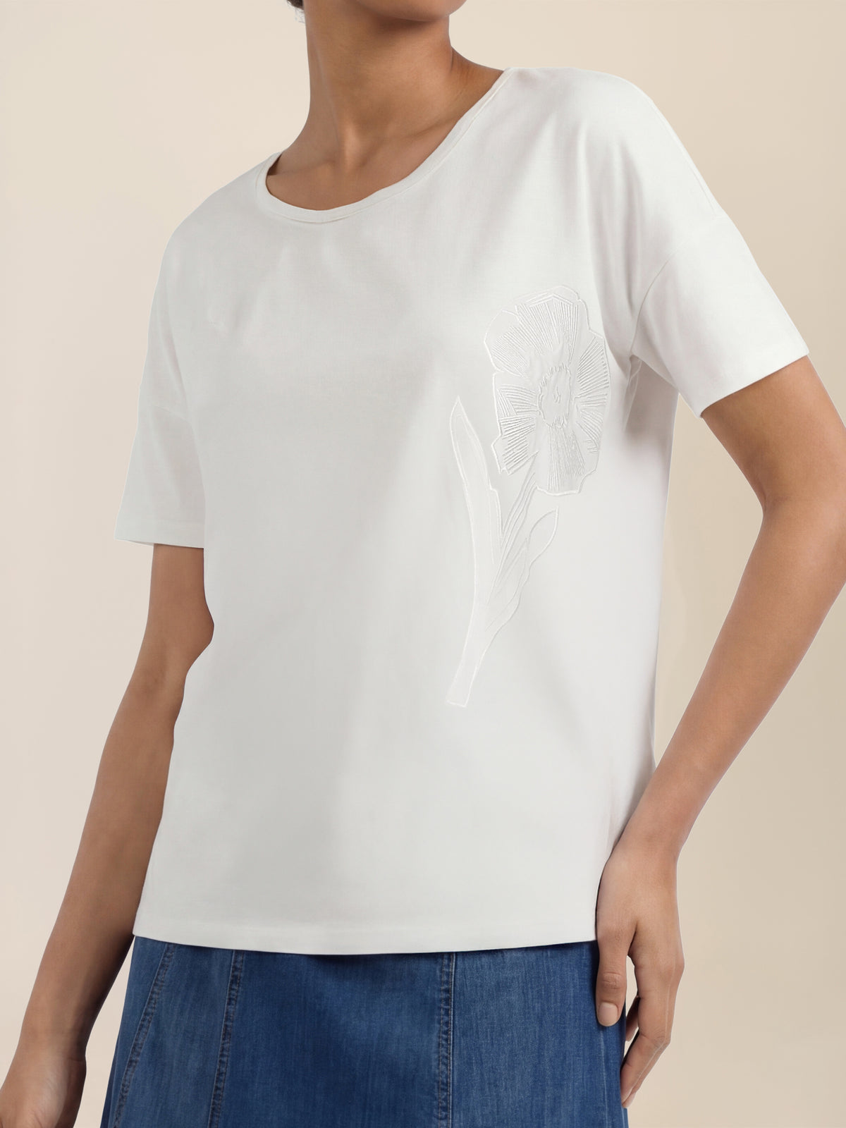 APART T-Shirt mit floraler Ton-in-Ton-Stickerei | creme