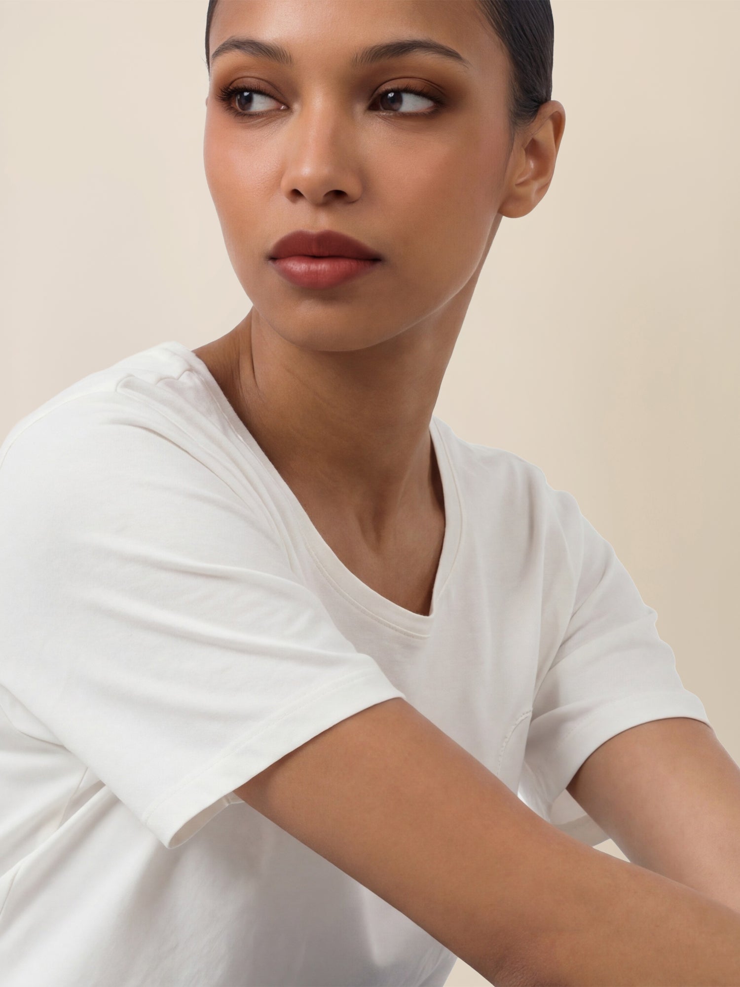 APART T-Shirt mit floraler Ton-in-Ton-Stickerei | creme