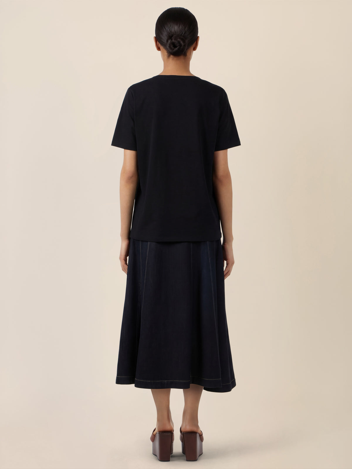 APART T-Shirt mit floraler Ton-in-Ton-Stickerei | schwarz