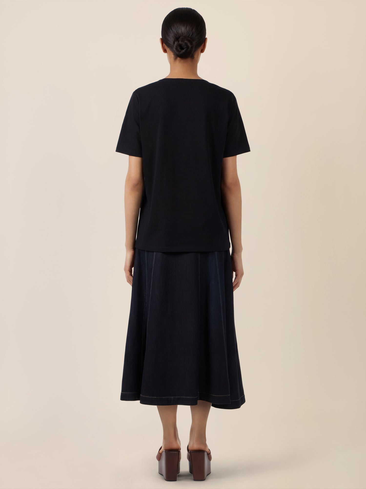 APART T-Shirt mit floraler Ton-in-Ton-Stickerei | schwarz