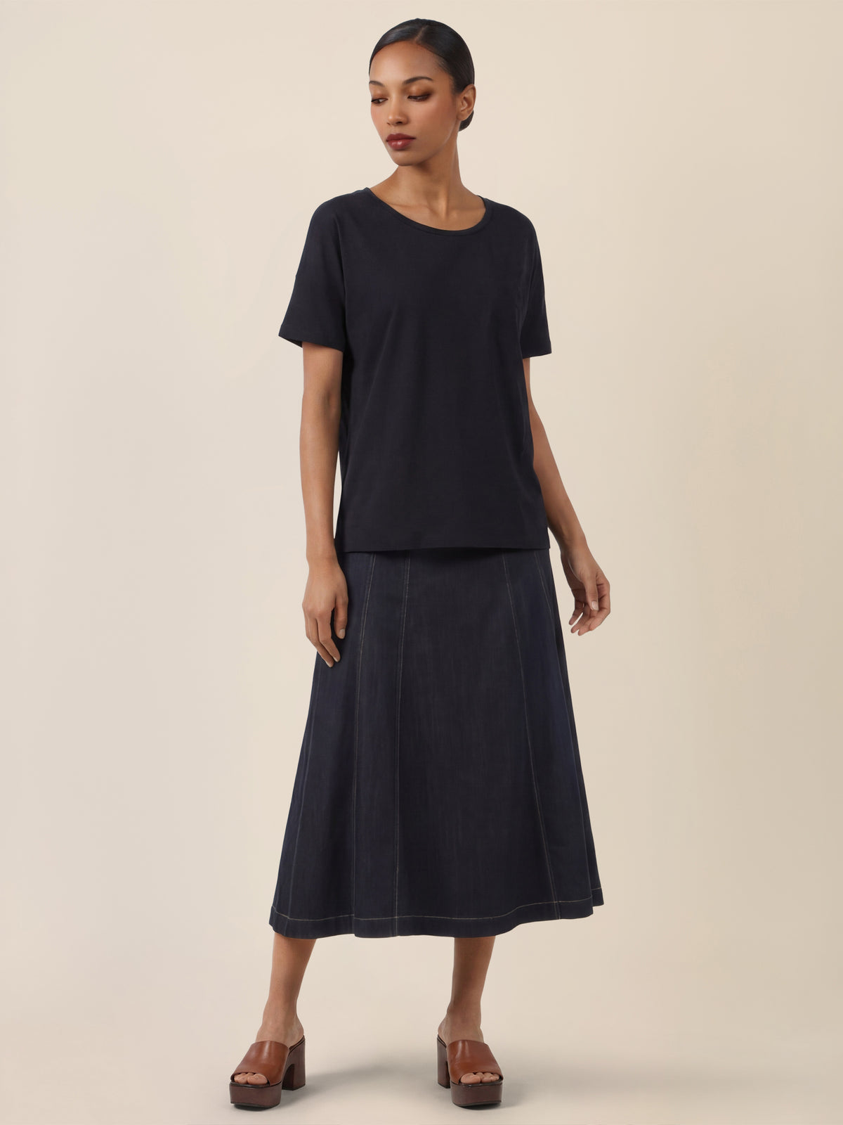 APART T-Shirt mit floraler Ton-in-Ton-Stickerei | schwarz