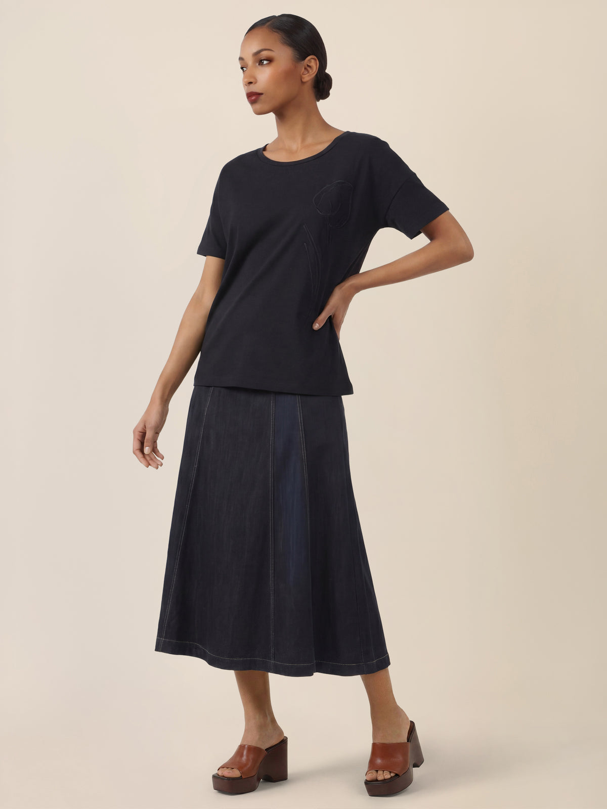 APART T-Shirt mit floraler Ton-in-Ton-Stickerei | schwarz