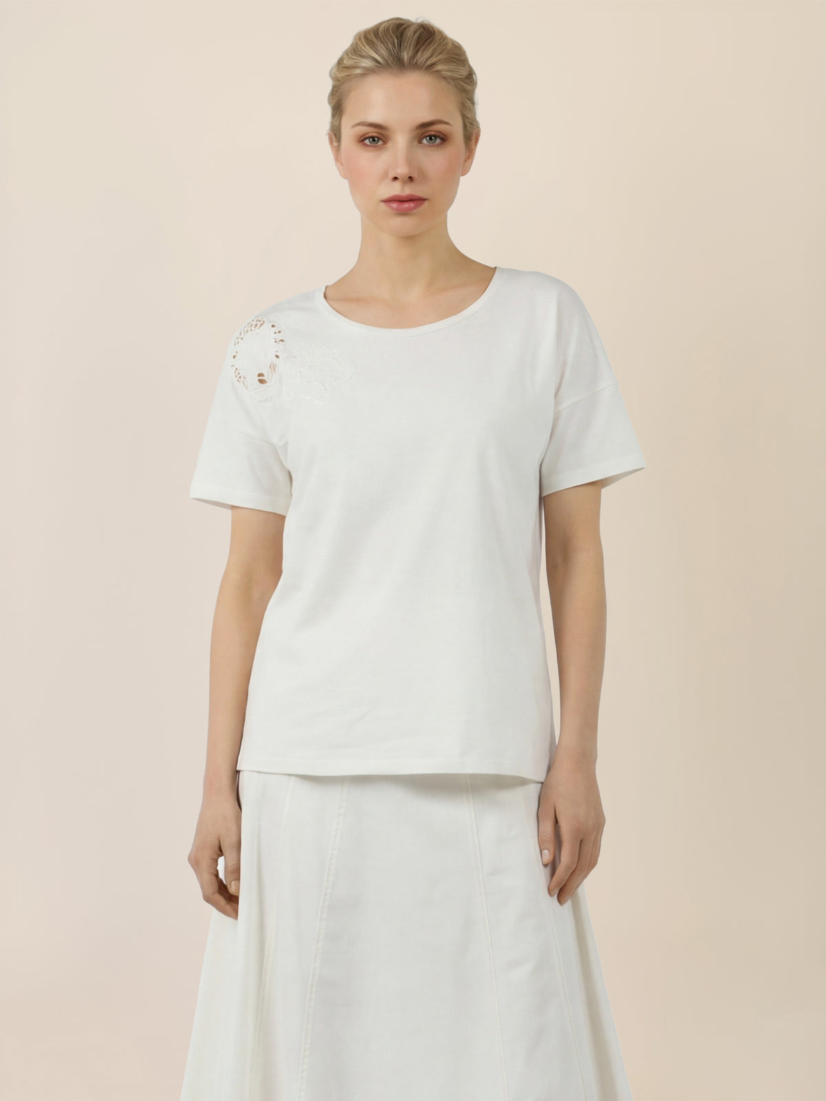 APART T-Shirt mit floraler Spitze auf der Schulter | creme
