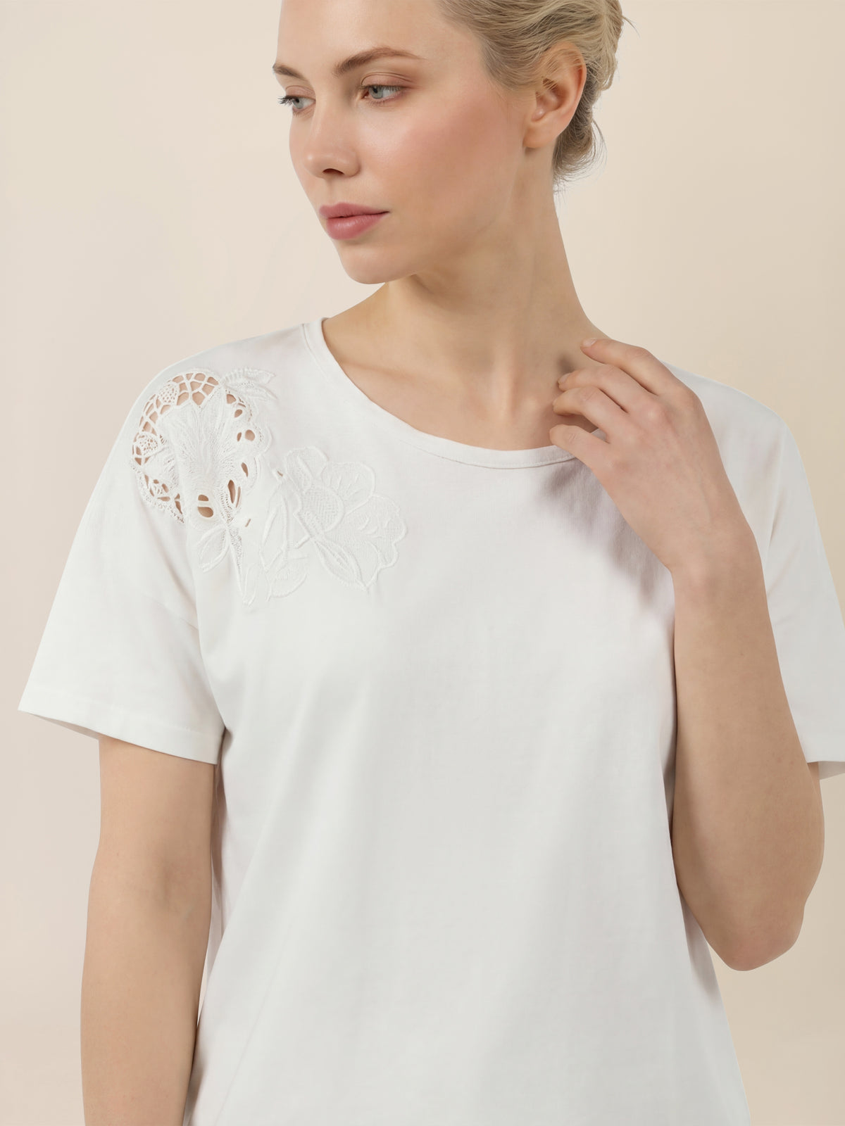 APART T-Shirt mit floraler Spitze auf der Schulter | creme
