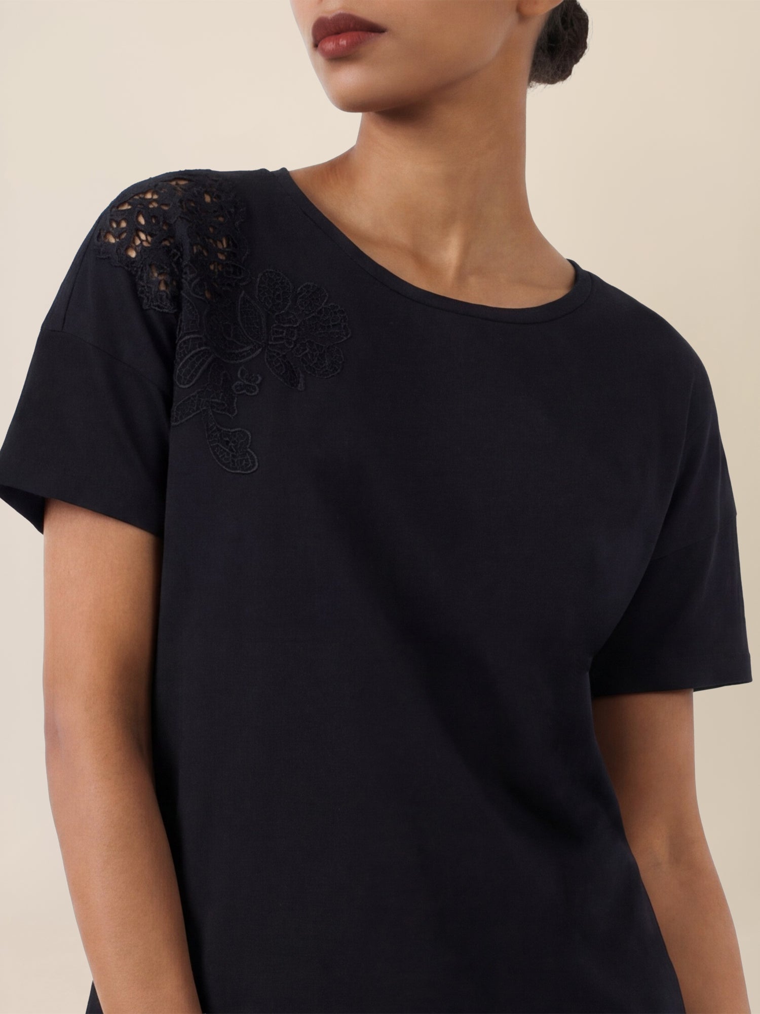 APART T-Shirt mit floraler Spitze auf der Schulter | schwarz