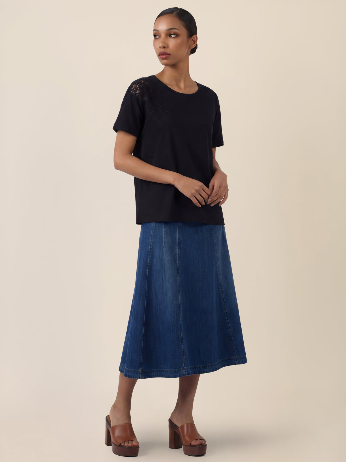 APART T-Shirt mit floraler Spitze auf der Schulter | schwarz