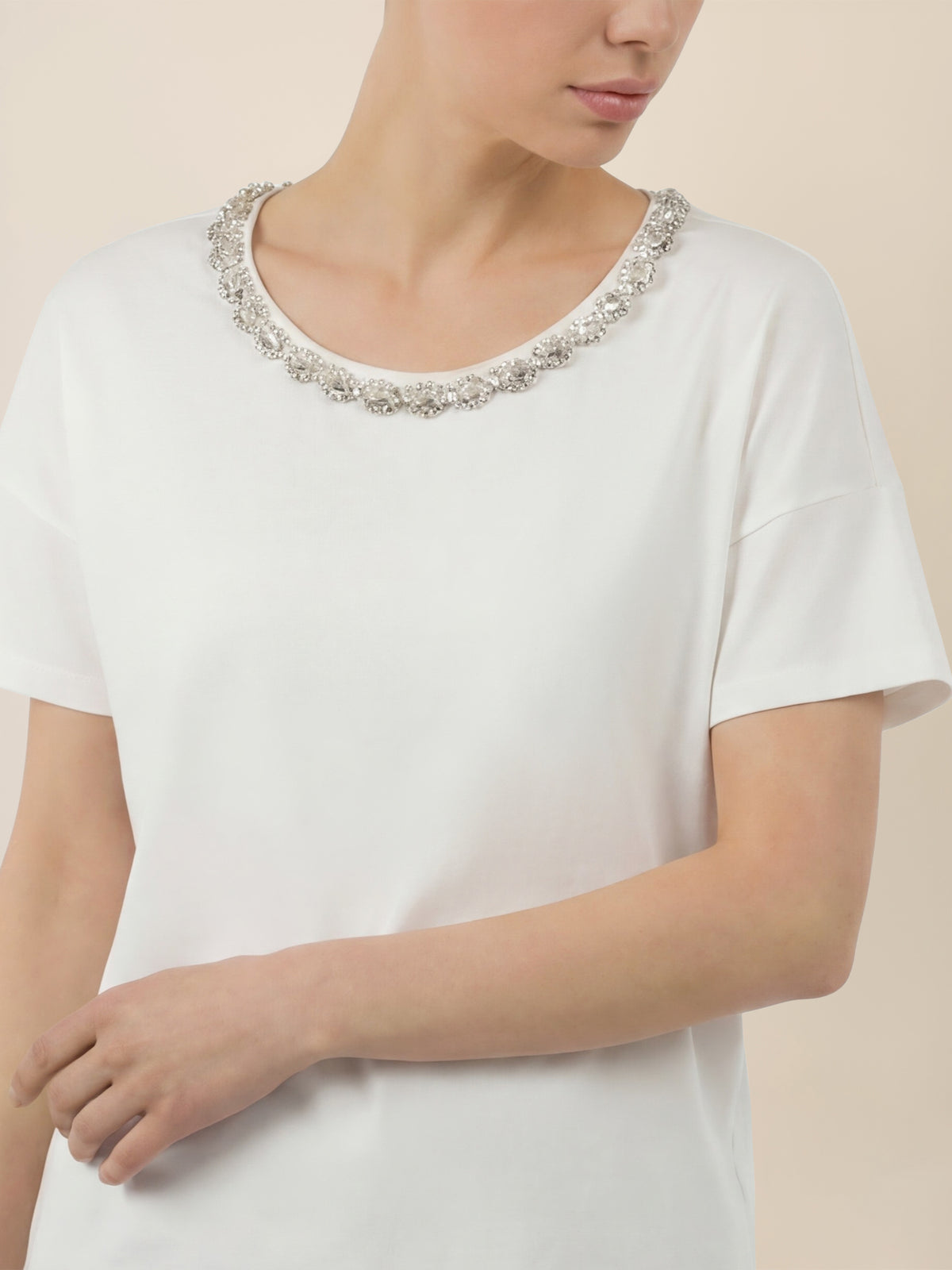 APART T-Shirt mit funkelndem Schmuckkragen | creme