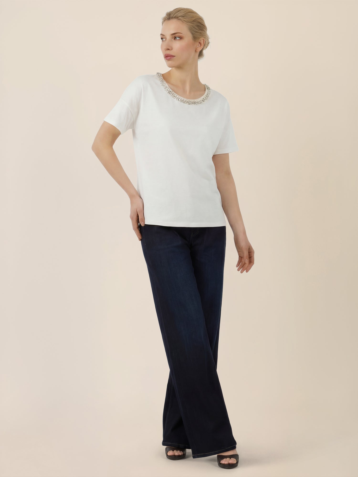 APART T-Shirt mit funkelndem Schmuckkragen | creme