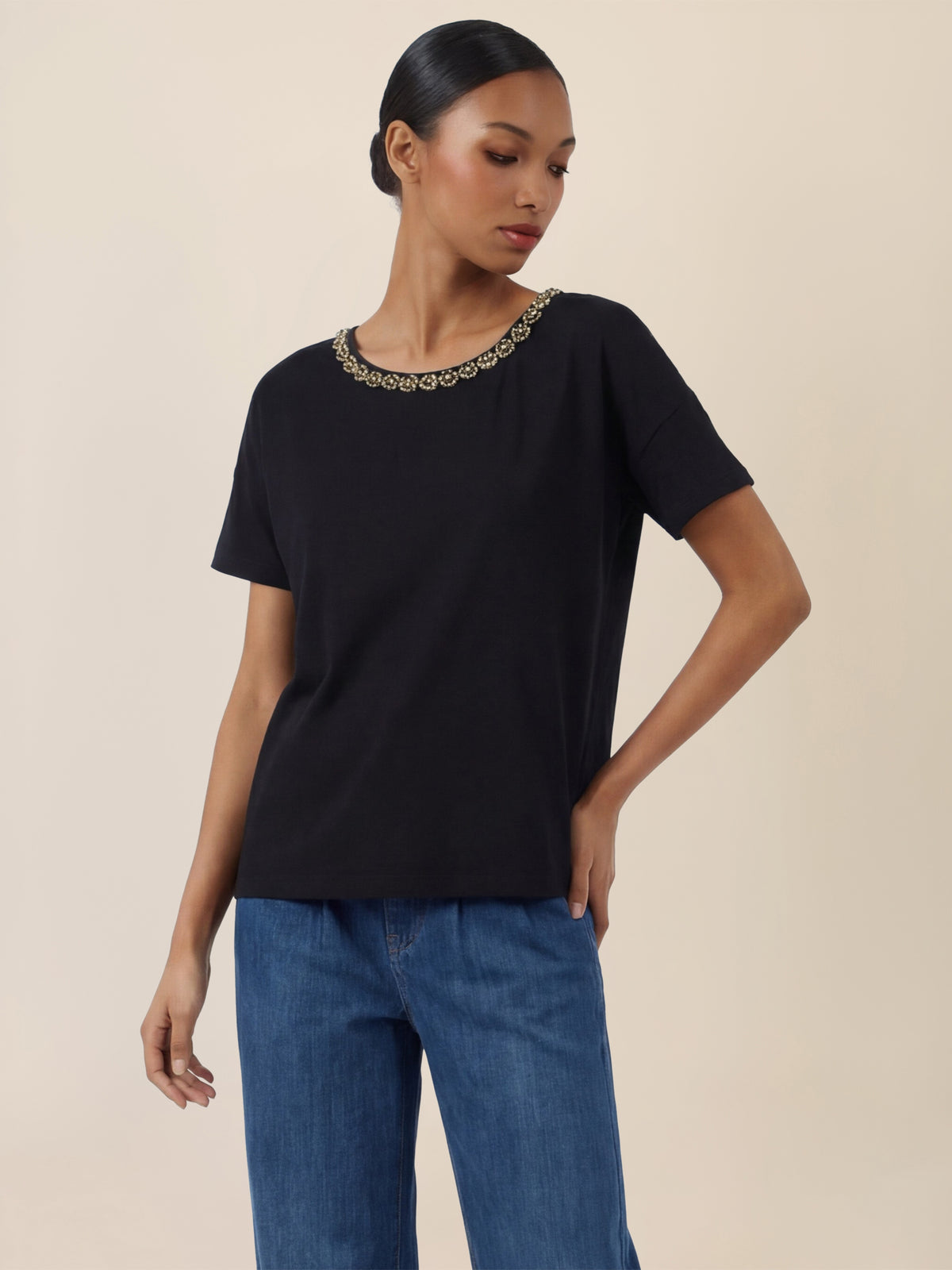 APART T-Shirt mit funkelndem Schmuckkragen | schwarz