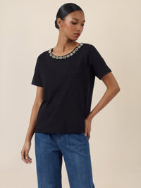 APART T-Shirt mit funkelndem Schmuckkragen | schwarz
