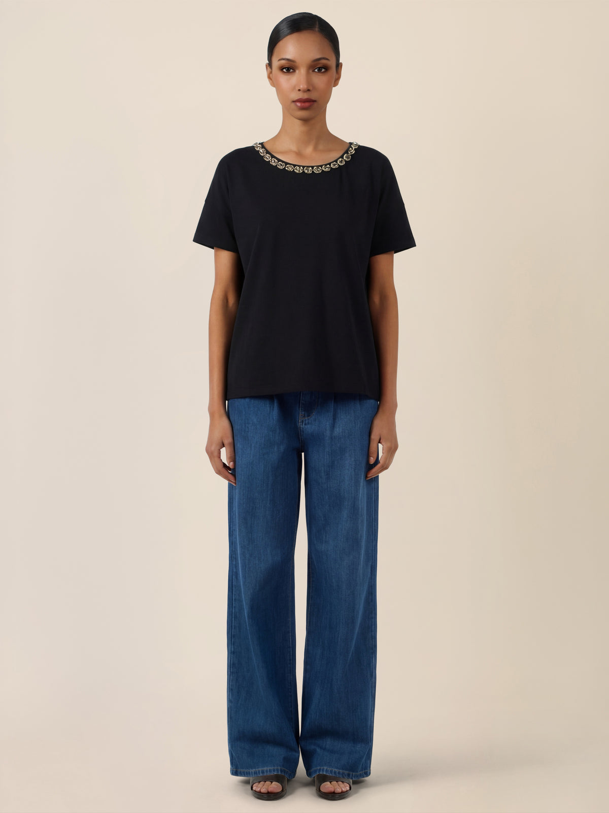 APART T-Shirt mit funkelndem Schmuckkragen | schwarz