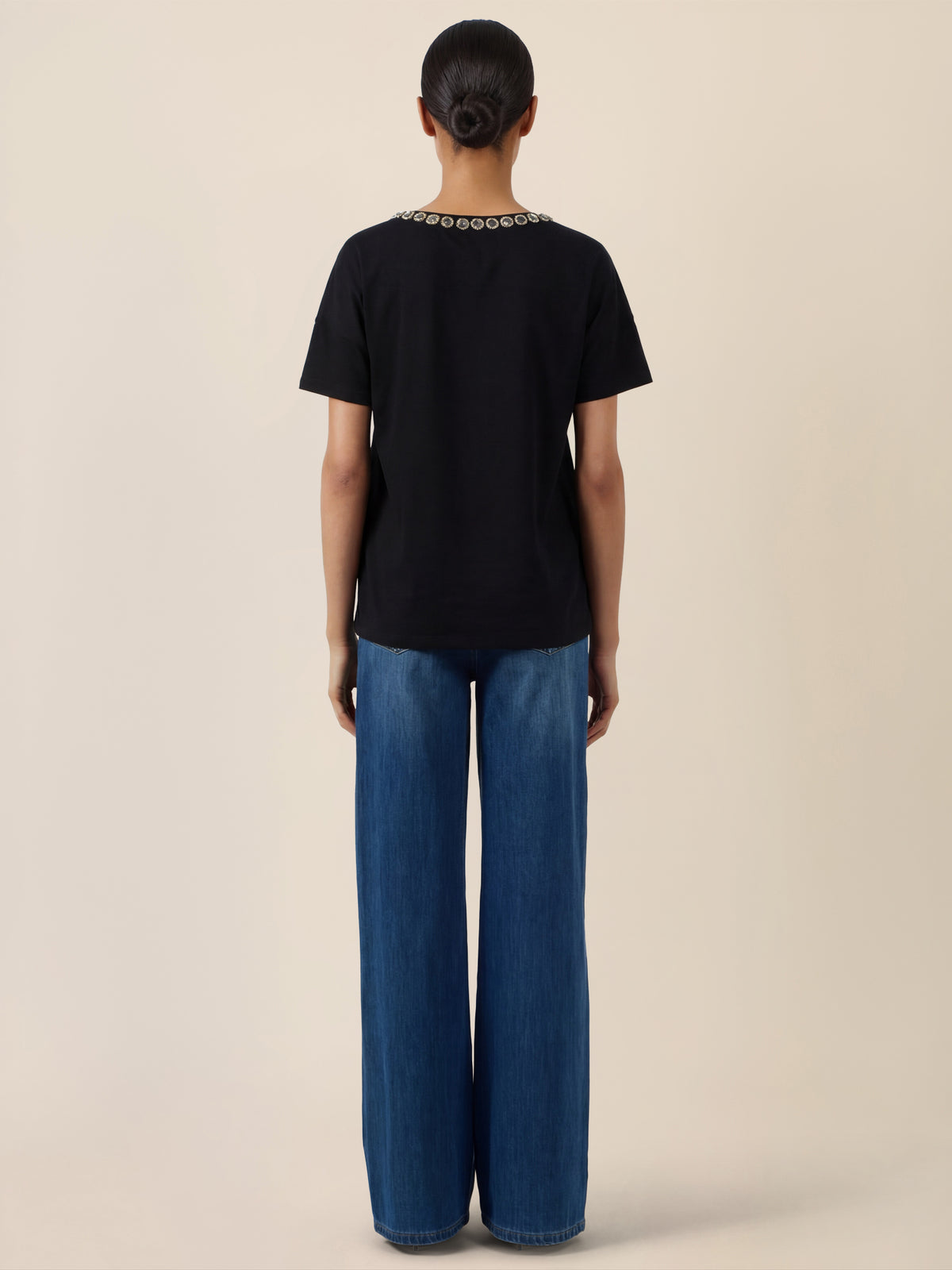 APART T-Shirt mit funkelndem Schmuckkragen | schwarz