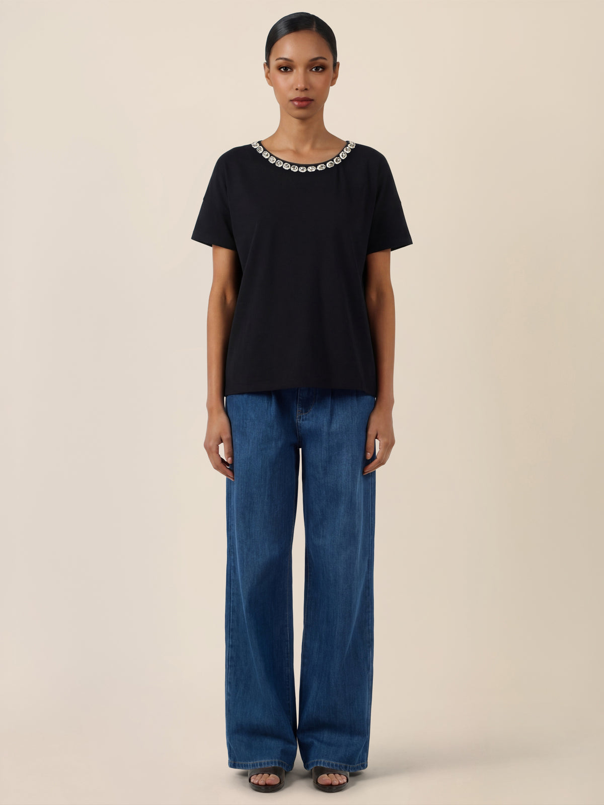 APART T-Shirt mit funkelndem Schmuckkragen | schwarz